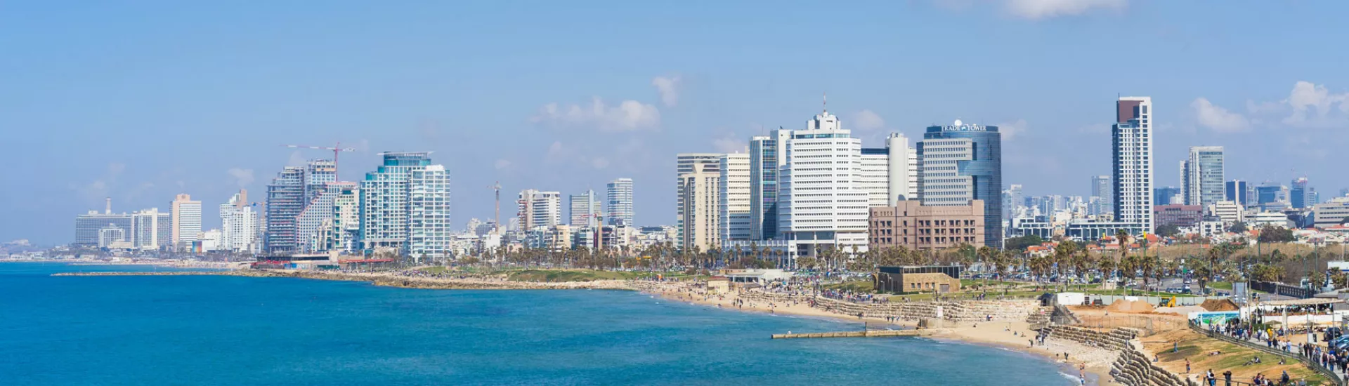 Blick auf den Stand und die Wolkenkratzer von der Stadt Tel Aviv